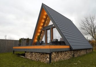 треугольный дом
